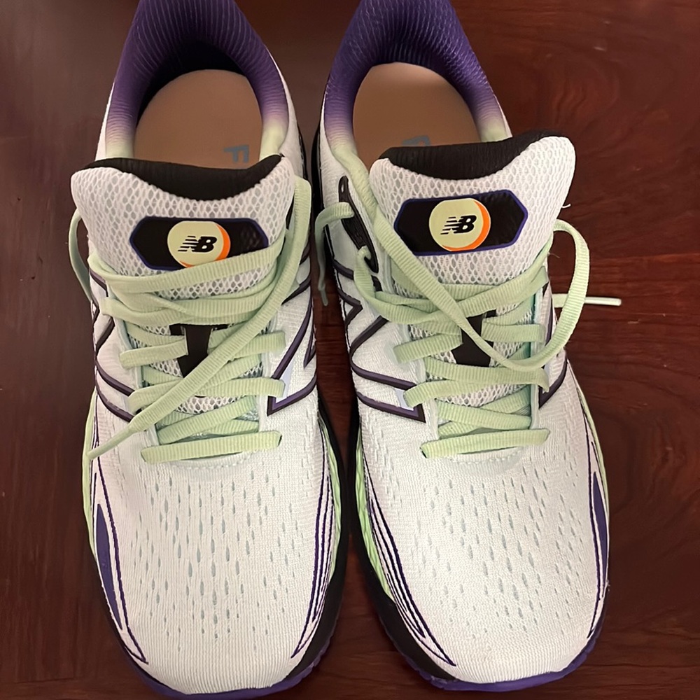 NEW - New Balance Women's Fresh Foam (Size 9)